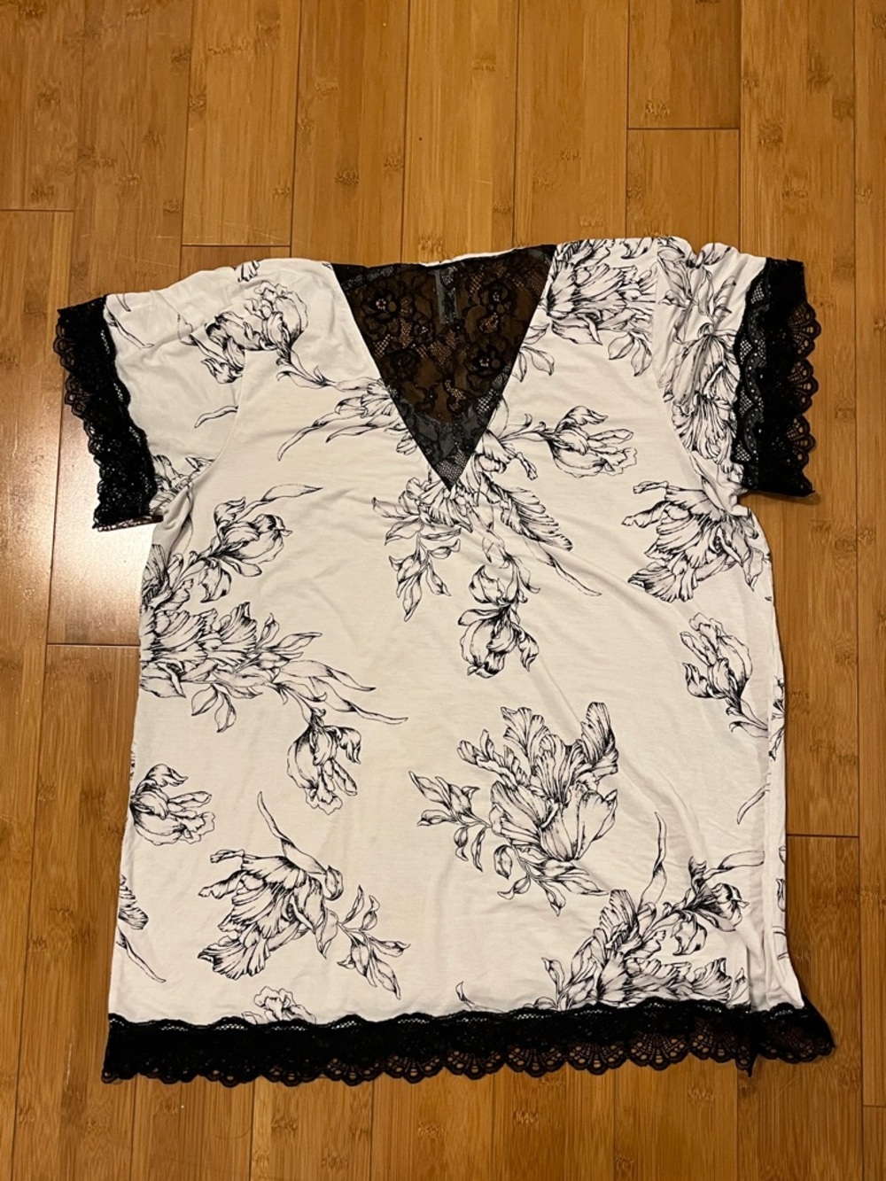 Soma cool nights White V-Neck Tee with Black Floral Print & Black Lace large - Picture 6 of 8